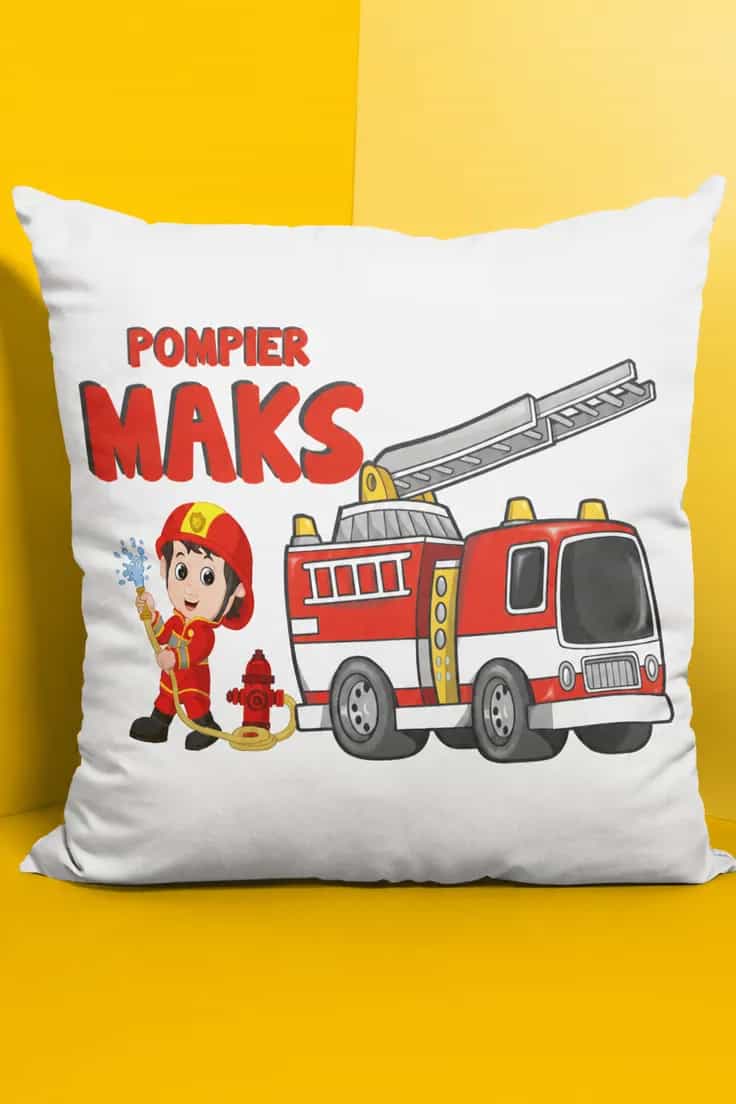 Pernă decorativă mic pompier cu nume personalizat