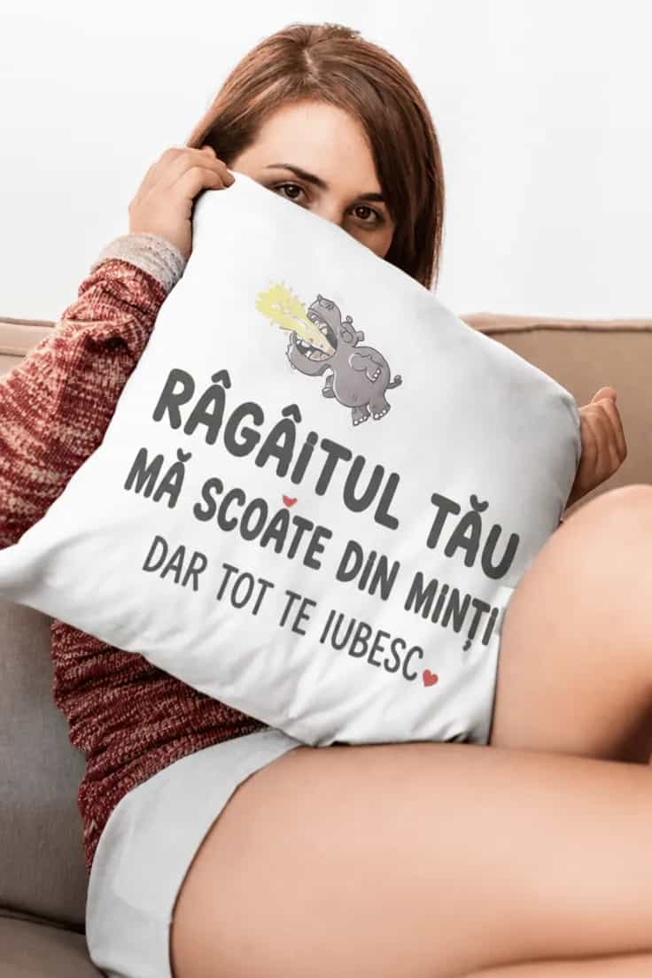 Pernă decorativă Râgâitul tău mă amuză – cadou haios
