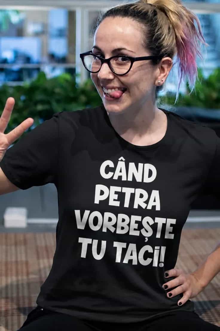 Tricou amuzant Când vorbesc eu taci cu nume personalizat