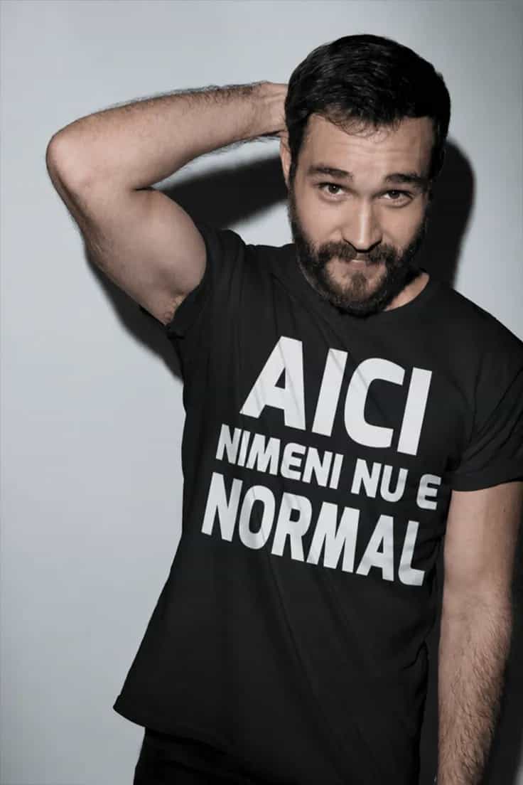 Tricou amuzant Nimeni nu e normal – AICI NIMENI