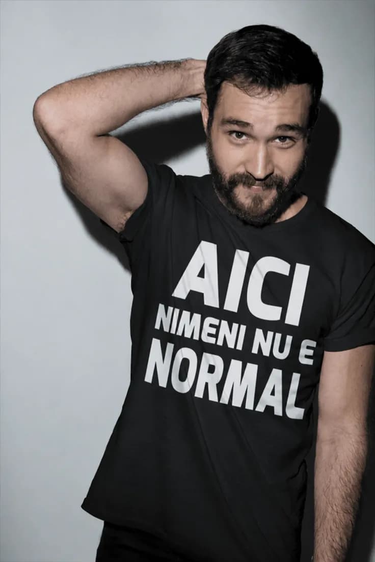 Tricou amuzant Nimeni nu e normal – AICI NIMENI