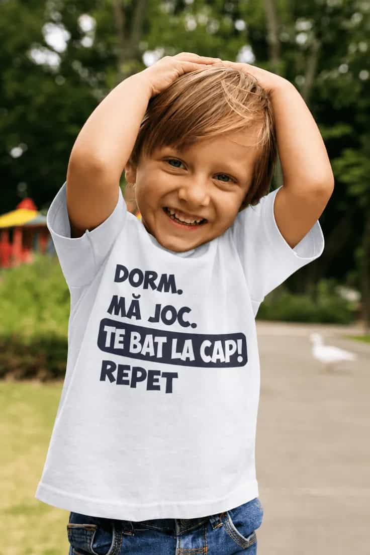 Tricou amuzant Te bat la cap cu inscripție la alegere