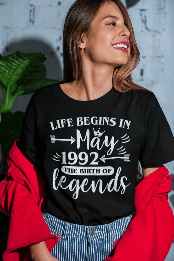 Tricou amuzant Viața începe în cu luna și anul la alegere