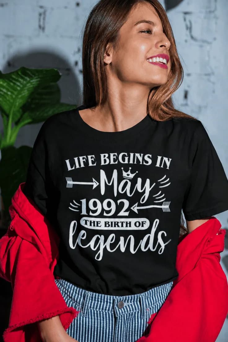 Tricou amuzant Viața începe în cu luna și anul la alegere