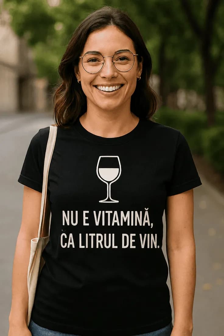 Tricou amuzant Vitamina din vin – NU E VITAMINĂ,
