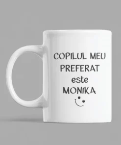 Cană amuzantă Copilul preferat cu nume personalizat, cu mesajul COPILUL MEU PREFERAT este MONIKA