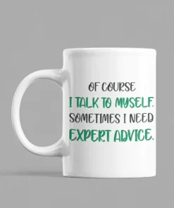 Cană amuzantă Sfaturi de expert cu mesajul OF COURSE I TALK TO MYSELF. SOMETIMES I NEED EXPERT ADVICE.
