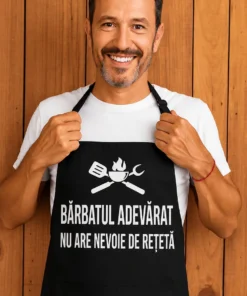 Șorț amuzant Bărbat adevărat fără rețetă cu mesajul BĂRBATUL ADEVĂRAT NU ARE NEVOIE DE REȚETĂ