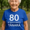 Tricou amuzant 80 de ani tinerețe cu mesajul 80 ȘI ÎNCĂ FOARTE TÂNĂRĂ