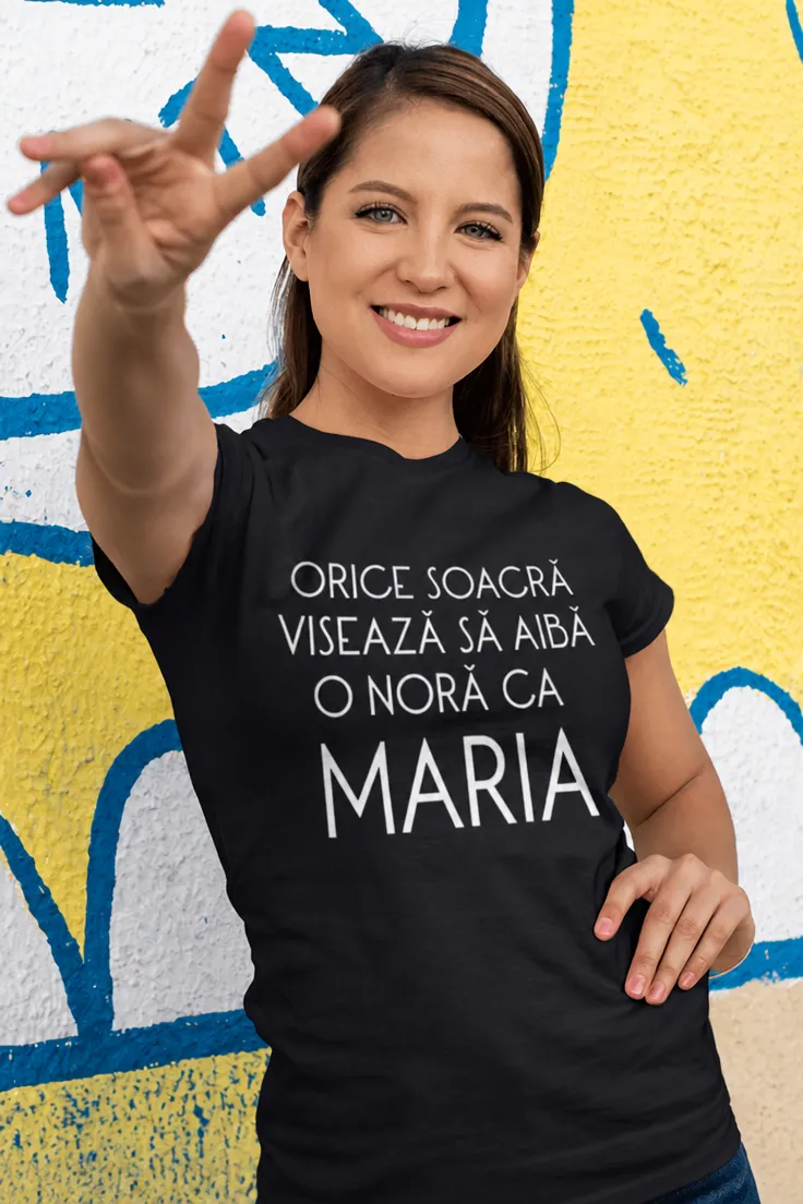 Tricou amuzant Soacră și noră cu nume personalizat cu mesajul ORICE SOACRĂ VISEAZĂ SĂ AIBĂ O NORĂ CA MARIA