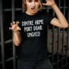 Tricou amuzant Unghiile sunt arma mea cu mesajul DINTRE ARME PORT DOAR UNGHII!